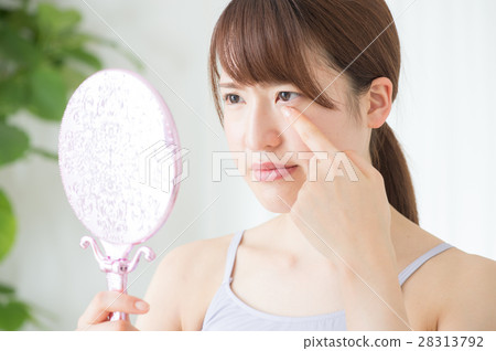 Young twenties women who care about their eyes 28313792