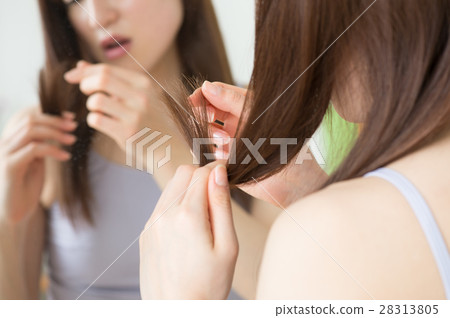 關心頭髮分叉的年輕二十幾歲的女性 28313805