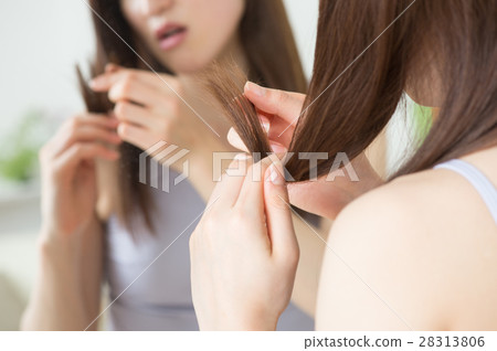 關心頭髮分叉的年輕二十幾歲的女性 28313806