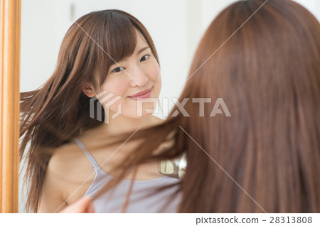 年輕二十多歲的女性用吹風機吹乾頭髮 28313808