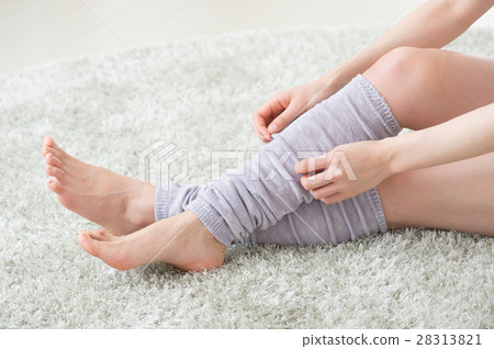 A young woman wearing a leg warmer 28313821