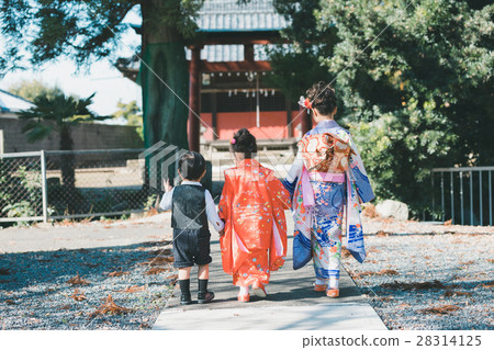 festival day for children of three, five and seven years of age, shrine, older sister and younger brother 28314125