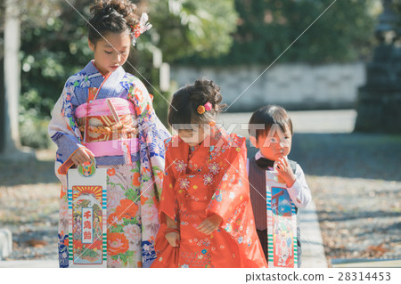 七五三姐姐和弟弟節日服裝 照片素材 圖片 圖庫