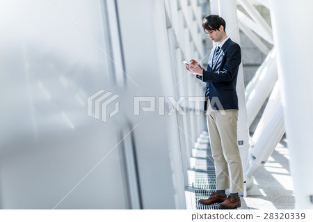 看著智能手機的男人 看著智能手機的男人 28320339