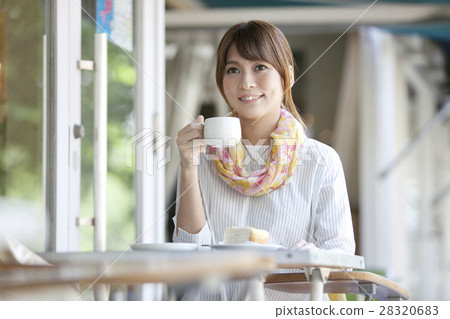 放鬆在咖啡館的婦女 28320683