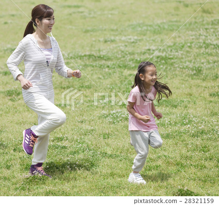 Mother daughter who jogs 28321159