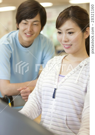 Men and women talking at the gym 28321160