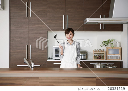 一個女人站在廚房裡 28321519