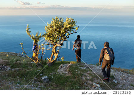 Tourists are greeted sunrise on top of mountain 28323126