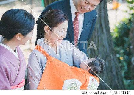 shrine visit, family, baby 28323315