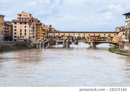 dirty water of Arno and Ponte Vecchio in autumn dirty water of Arno and Ponte Vecchio in autumn 28325160