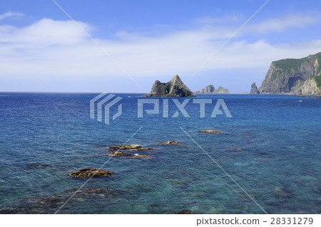 Transparent sea and windows rock 28331279