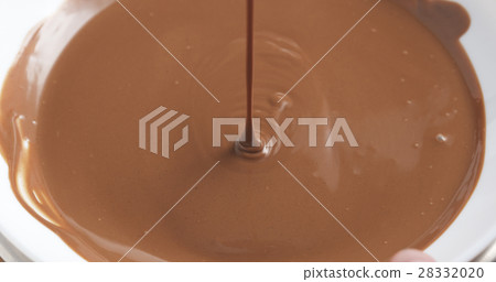 pour gianduja cream in bowl with spoon pour gianduja cream in bowl with spoon 28332020
