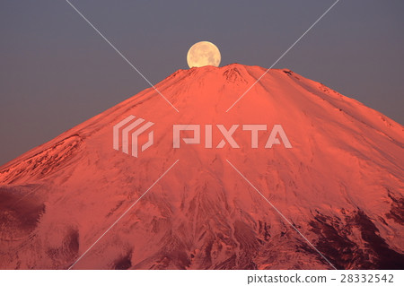 Full moon sinking in Mt. Fuji seen from Hakone · Yakura dake 28332542
