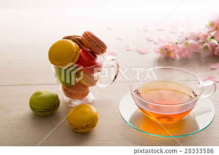 Macaron and tea 28333586