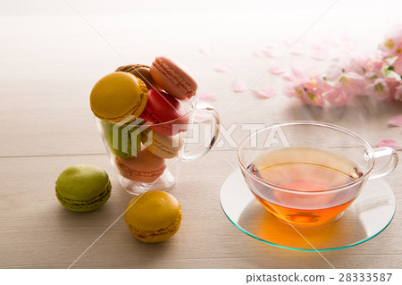 Macaron and tea 28333587