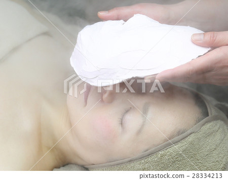 接受面部美容膏藥包的婦女 28334213