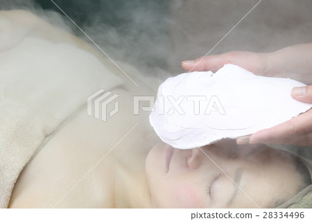 接受面部美容膏藥包的婦女 28334496