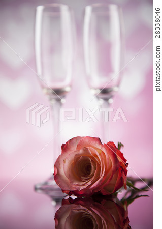 Natural background of fresh roses 28338046
