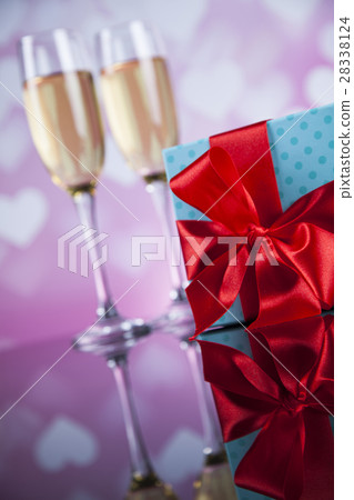 Red roses and gift box, love background 28338124