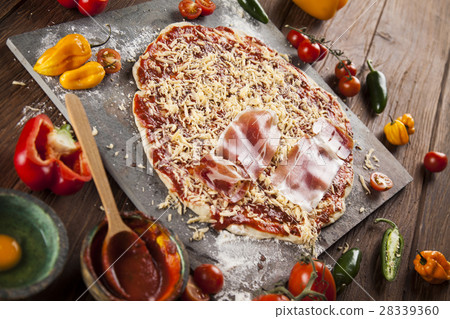 Tasty pizza, tomatoes and others ingredients Tasty pizza, tomatoes and others ingredients 28339360