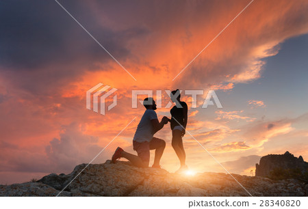 man making marriage proposal to his girlfriend 28340820