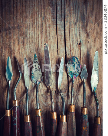set of artist palette knifes on wooden board 28340874