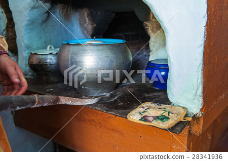 cooking meals in a Russian stove 28341936