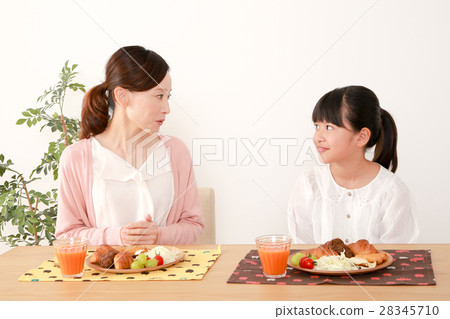 Mother and daughter meal scenery Mother and daughter meal scenery 28345710