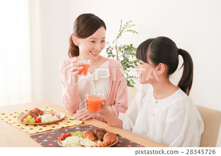 Mother and daughter meal scenery Mother and daughter meal scenery 28345726