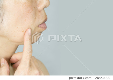 中年女士患有旋轉無妝，雀斑，間諜射線 28350990