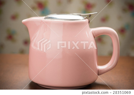 Pink teapot 28351069