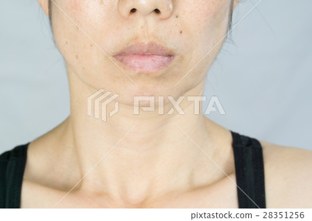 Pleasant no makeup, freckles, women suffering from spy rays 28351256