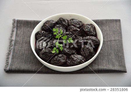 Boil the plum red wine sweet and tasty! Boil the plum red wine sweet and tasty! 28351806