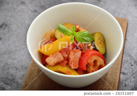 Fancy with round bowl and wooden board! Ratatouille 28351807
