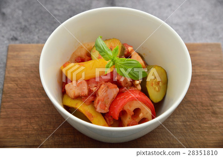 Fancy with round bowl and wooden board! Ratatouille 28351810