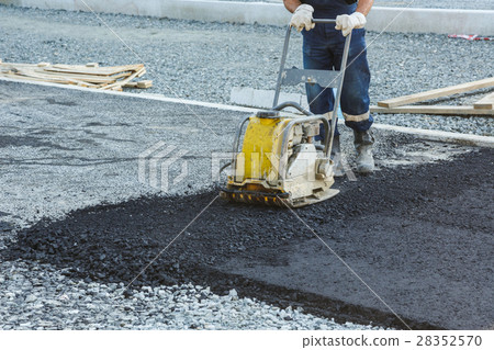 Worker use vibratory plate compactor Worker use vibratory plate compactor 28352570