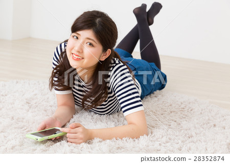 看智能手機的婦女在屋子裡 28352874