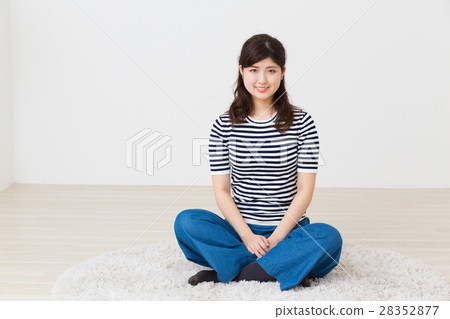 一個在房間裡放鬆的女人 一個在房間裡放鬆的女人 28352877
