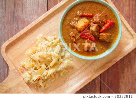 Beef mussaman curry eat with roti on wood backgrou Beef mussaman curry eat with roti on wood backgrou 28352911