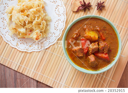 Beef mussaman curry eat with roti on wood Beef mussaman curry eat with roti on wood 28352915