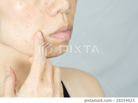Pleasant no makeup, freckles, women suffering from spy rays 28354025