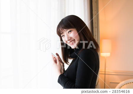 智能手機和一位年輕女士 智能手機和一位年輕女士 28354616