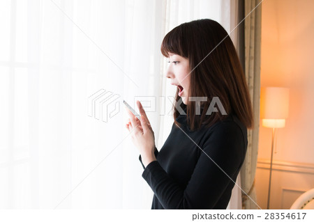 智能手機和一位年輕女士 智能手機和一位年輕女士 28354617