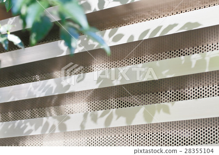 樹的陰影在金屬牆壁上的 28355104