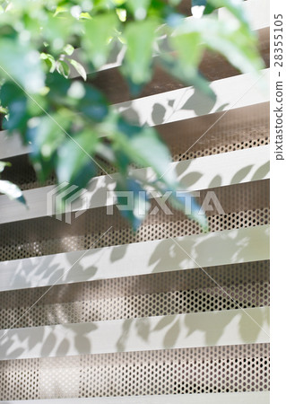 樹的陰影在金屬牆壁上的 28355105