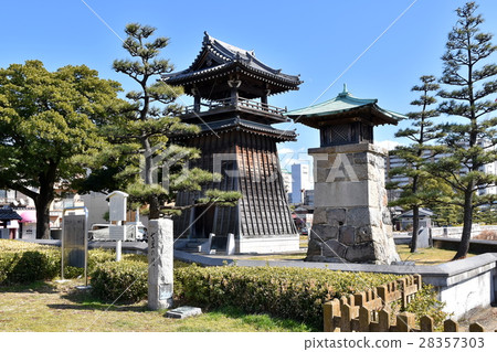 The park in the temple 28357303