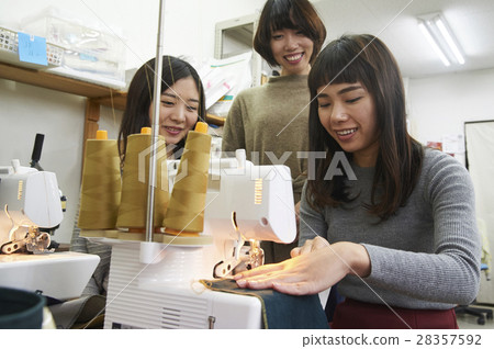 製作帆布產品的女性 製作帆布產品的女性 28357592