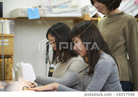 Women who make canvas products 28357598