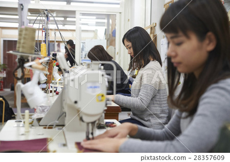 製作帆布產品的女性 28357609